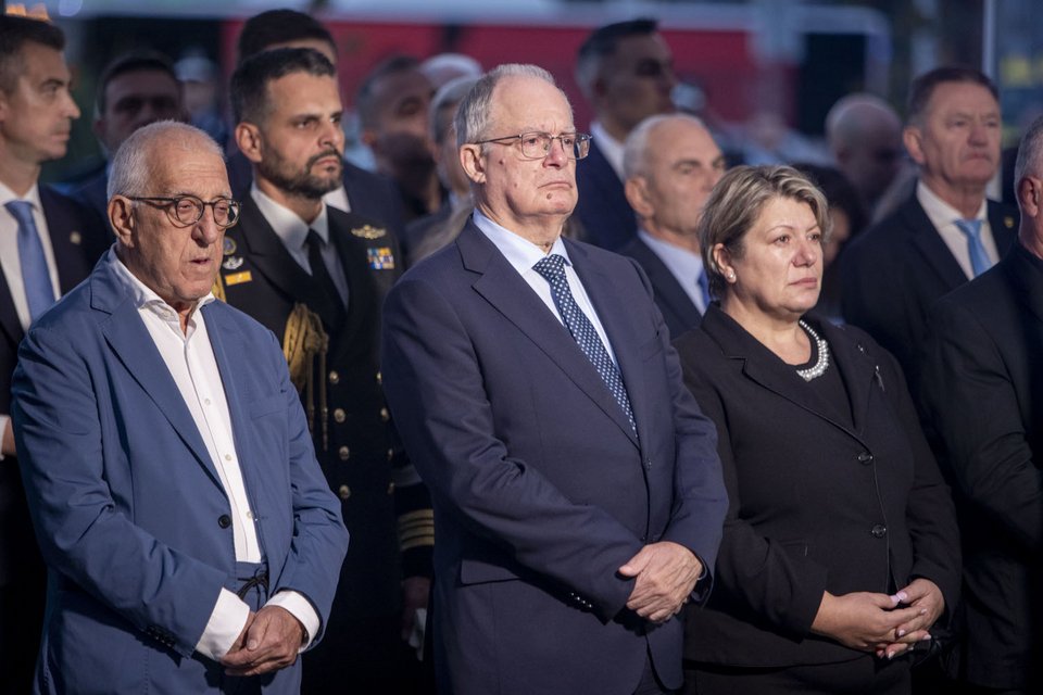 Ο πρόεδρος της Βουλής Ν. Κακλαμάνης και ο ΠτΔ Κ. Τασούλας με τη μητέρα του αδικοχαμένου αστυνομικού, Γιώργου Λυγγερίδη / ΒΑΣΙΛΗΣ ΒΕΡΒΕΡΙΔΗΣ, ΜΟΤΙΟΝΤΕΑΜ μέσω Eurokinissi