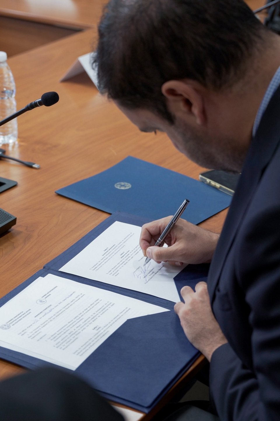 Ο υπουργός Κλιματικής Κρίσης, Γιάννης Κεφαλογιάννης υπογράφει το μνημόνιο συνεργασίας με το ΕΕΑ / Εικόνα: Υπουργείο Κλιματικής Κρίσης και Πολιτικής Προστασίας