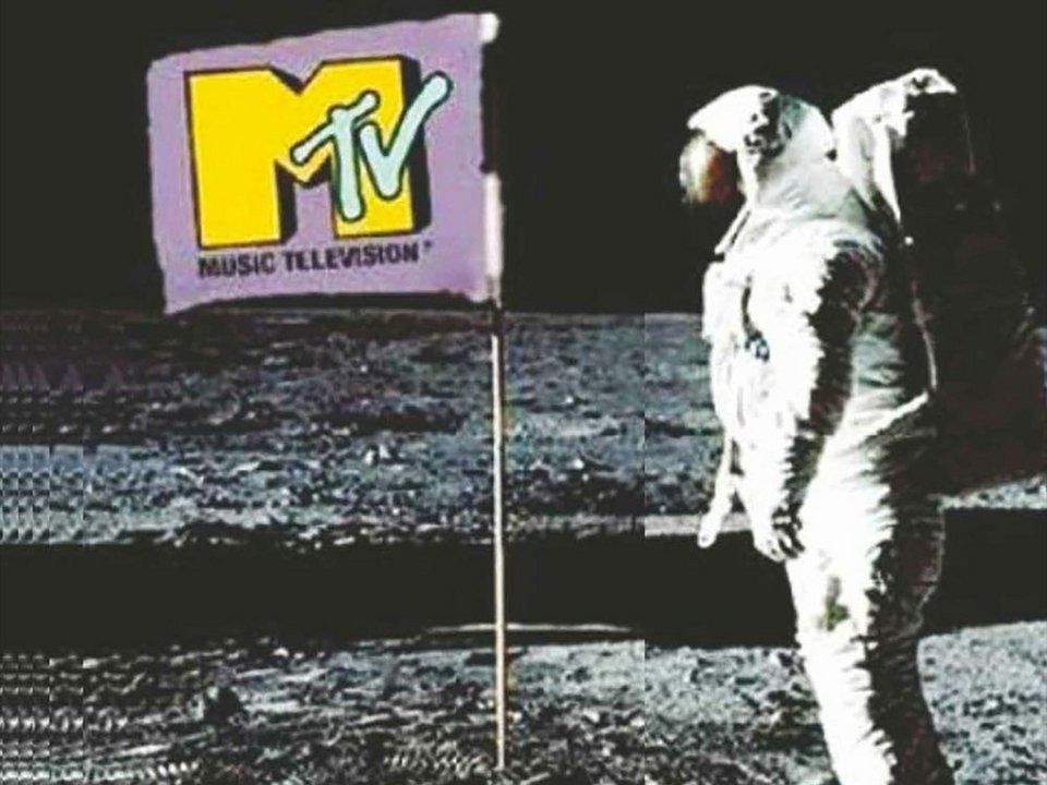Για μια ολόκληρη γενιά, το MTV δεν ήταν απλώς τηλεόραση: ήταν ο πυρήνας της ποπ κουλτούρας, η μηχανή που έκανε τη μουσική εικόνα, το στυλ εμπειρία και τη νεότητα ιδεολογία / WIKIPEDIA