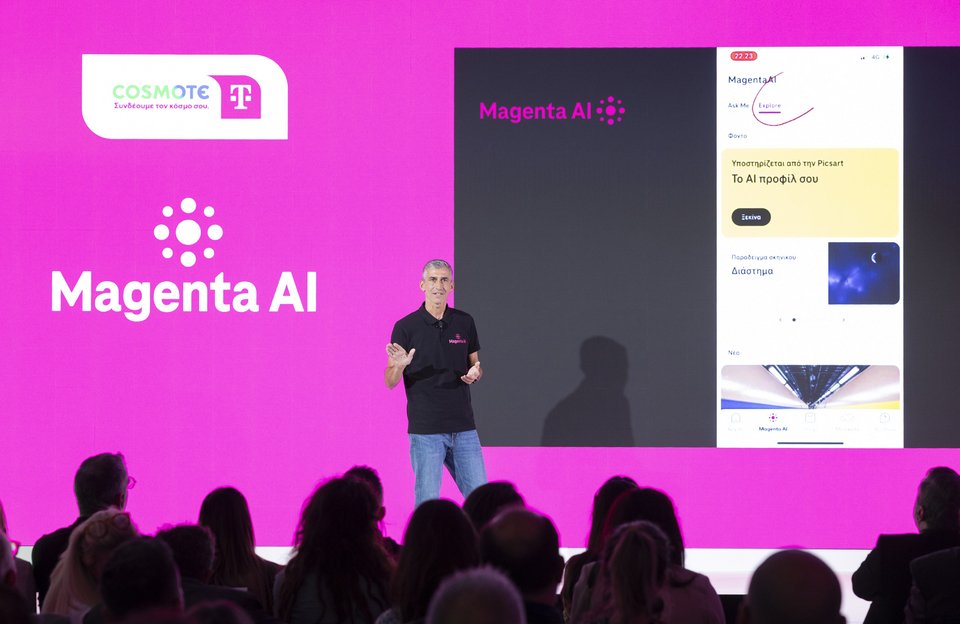 Ο Δημήτρης Μπίλλης, Digital CX Domain Leader Ομίλου ΟΤΕ, κατά την παρουσίαση του Magenta AI