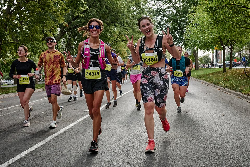 Εκεί που κάποτε έτρεχαν λίγοι επαγγελματίες και μερικοί τολμηροί ερασιτέχνες, τώρα συρρέουν δεκάδες χιλιάδες, με στόχο να τερματίσουν, να ανεβάσουν φωτογραφίες, να αποκτήσουν ένα μετάλλιο / WIKIPEDIA