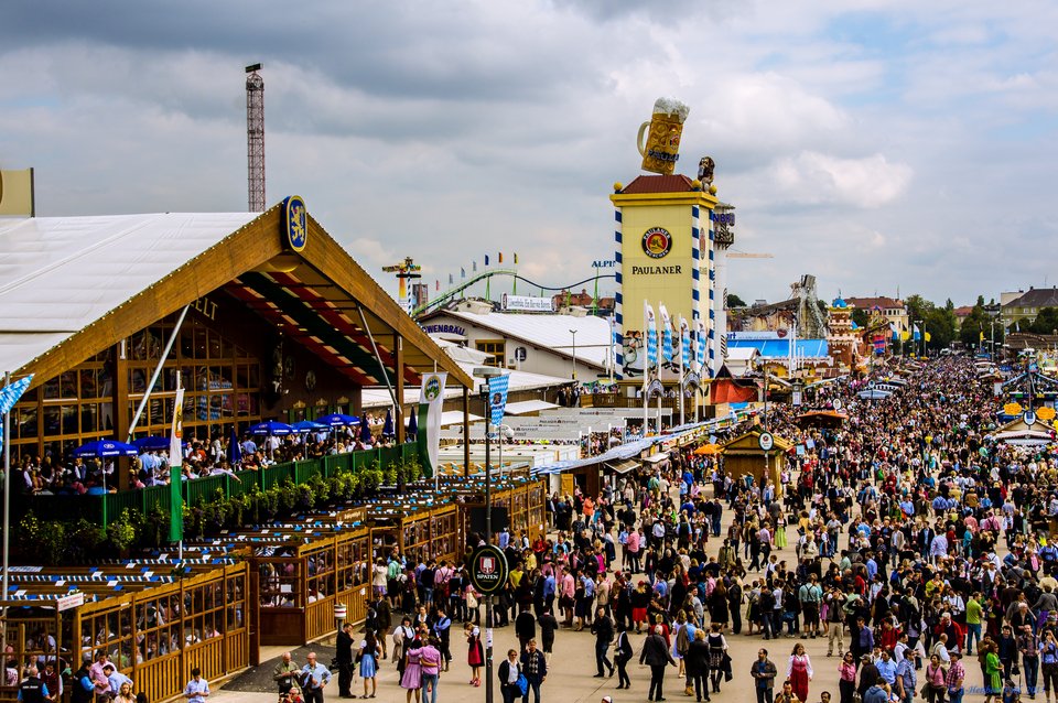 Στις δεκαετίες του 1960 και 1970, το Oktoberfest άρχισε να παίρνει τη διεθνή του διάσταση. Οι τουρίστες κατέφθαναν από όλη την Ευρώπη, τις Ηνωμένες Πολιτείες και αργότερα από την Ασία / WIKIPEDIA