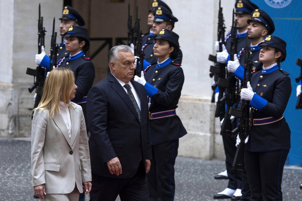 Με τιμές υποδέχτηκε τον Ούγγρο πρωθυπουργό Βίκτορ Όρμπαν, η Ιταλίδα ομόλογός του, Τζόρτζια Μελόνι / ANSA μέσω ΑΠΕ-ΜΠΕ
