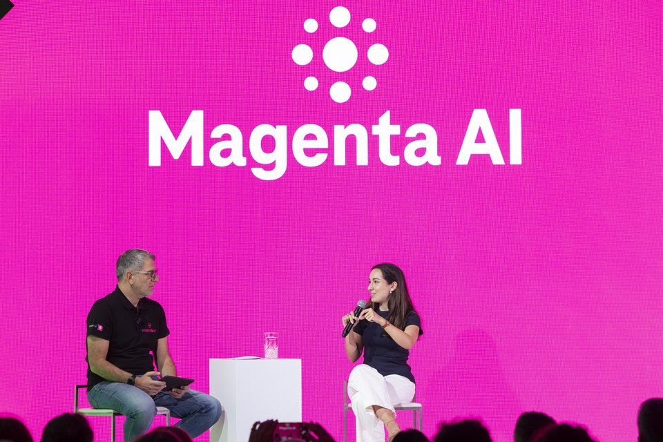Ο Παναγιώτης Γαβριηλίδης, Chief Commercial Officer Consumer Segment Ομίλου ΟΤΕ και η Daniela Miranda-Smith, Head of Partnerships EMEA & LATAM της Perplexity