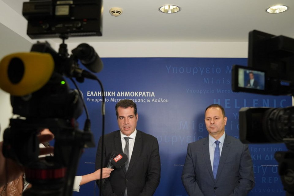 Θάνος Πλεύρης και Παναγιώτης Σταμπουλίδης κάνουν δηλώσεις μετά την υπογραφή της συμφωνίας μεταξύ του υπουργείο Μετανάστευσης και του Υπερταμείου