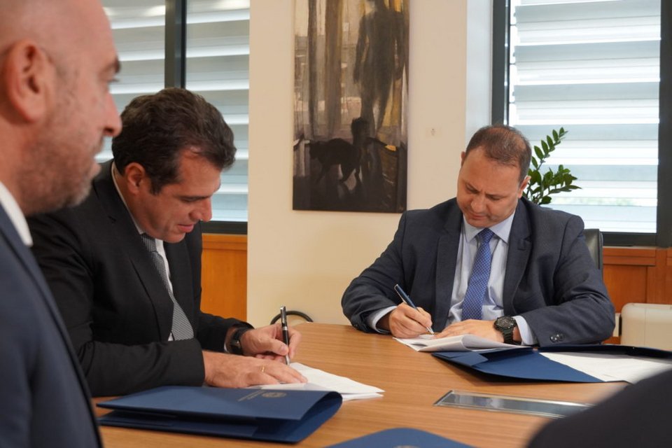 Θάνος Πλεύρης και Παναγιώτης Σταμπουλίδης υπογράφουν τη συμφωνία μεταξύ του υπουργείο Μετανάστευσης και του Υπερταμείου