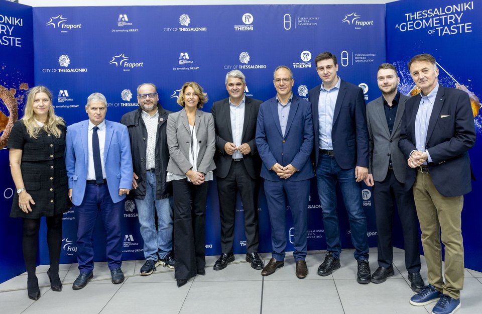 Από αριστερά: Η κα. Ειρήνη Σιδηροπούλου, Διευθύντρια Πωλήσεων Βόρειας Ελλάδας, Ιονίων Νήσων και Βαλκανικών χωρών της Aegean Airlines, ο κ. Ανδρέας Μανδρίνος, Πρόεδρος Ένωσης Ξενοδόχων Θεσσαλονίκης, ο κ. Πρόδρομος Μοναστηρίδης, Πρόεδρος του Thessaloniki Convention Bureau, η κα. Κατερίνα Πολλάτου, Airline Marketing &amp; Development Manager/ Commercial &amp; Business Development της Fraport Greece, ο κ. Αθανάσιος Μπέγκας, Αντιπρόεδρος του Οργανισμού Τουρισμού Θεσσαλονίκης, ο κ. Γιώργος Βήλος, Γενικός Διευθυντής Ανάπτυξης της Fraport Greece, ο κ. Γιάννης Παπαγεωργίου, Συντονιστής του Γραφείου του Πρωθυπουργού στη Θεσσαλονίκη, ο κ. Αλέξανδρος Μανδρίνος, Ειδικός Σύμβουλος Δημάρχου, Τομέας Τουρισμού και ο κ. Βασίλης Γάκης, Αντιδήμαρχος Πολιτισμού, Τουριστικής Ανάπτυξης και Διαδημοτικής Συνεργασίας, Δήμου Θεσσαλονίκης 