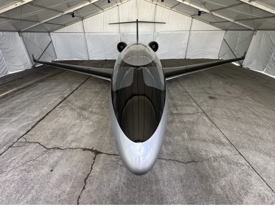 Η καινοτομία του είναι τόσο αισθητική όσο και τεχνολογική: η καμπίνα του είναι πλήρως κλειστή, χωρίς κανένα φυσικό παράθυρο, αλλά επενδυμένη με ψηφιακές οθόνες υψηλής ευκρίνειας / ΟΤΤΟ