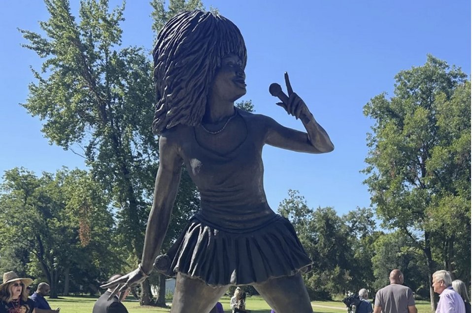 Στην πόλη Brownsville του Τενεσί, στη γενέτειρα της Tina Turner, αποκαλύφθηκε πρόσφατα ένα άγαλμα προς τιμήν της: ένα ύψους δέκα ποδιών (περίπου 3 μέτρα) μπρούτζινο έργο του γλύπτη Fred Ajanogha / ΑΡ