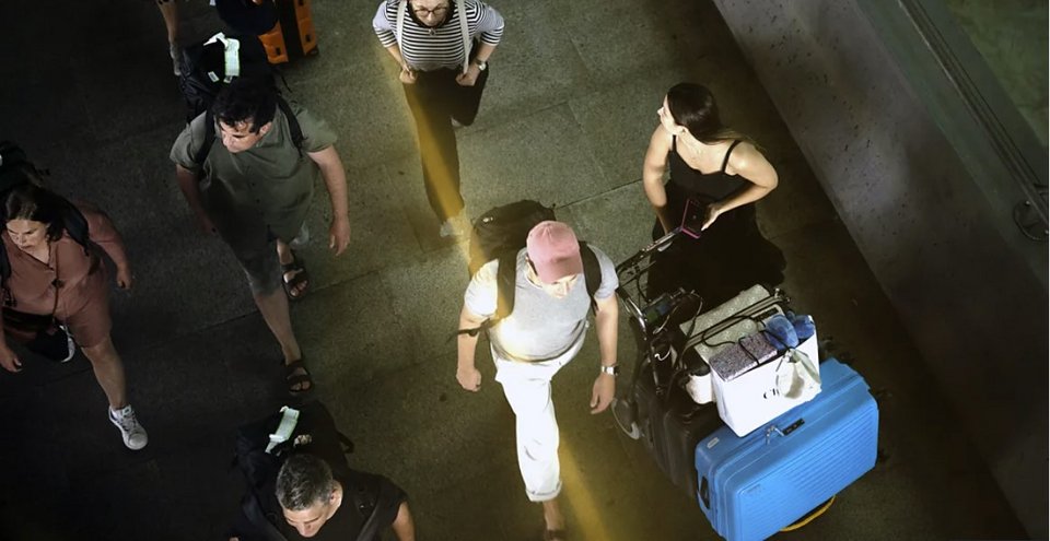 Η υπόσχεση είναι απλή και σαγηνευτική: ένα ταξίδι χωρίς γλωσσικές τριβές, παραγγελίες χωρίς άγχος, οδηγίες δρόμου που δεν χάνονται στη μετάφραση, φιλίες που δεν σκοντάφτουν στα λεξικά / GETTY