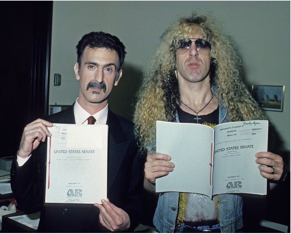 Ο Frank Zappa, ο Dee Snider των Twisted Sister και ο John Denver (ναι, ο ήρεμος εκείνος τραγουδοποιός του «Rocky Mountain High») στέκονται μπροστά στους γερουσιαστές για να υπερασπιστούν την ελευθερία της τέχνης / GETTY