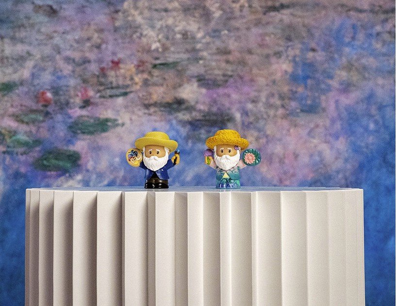 Δύο σετ Little People Collector τιμούν τον Salvador Dalí και τον Claude Monet: στον δεύτερο ένας μικρός Monet με λουλούδι και νούφαρο από τα «Νούφαρα» / ΜοΜΑ