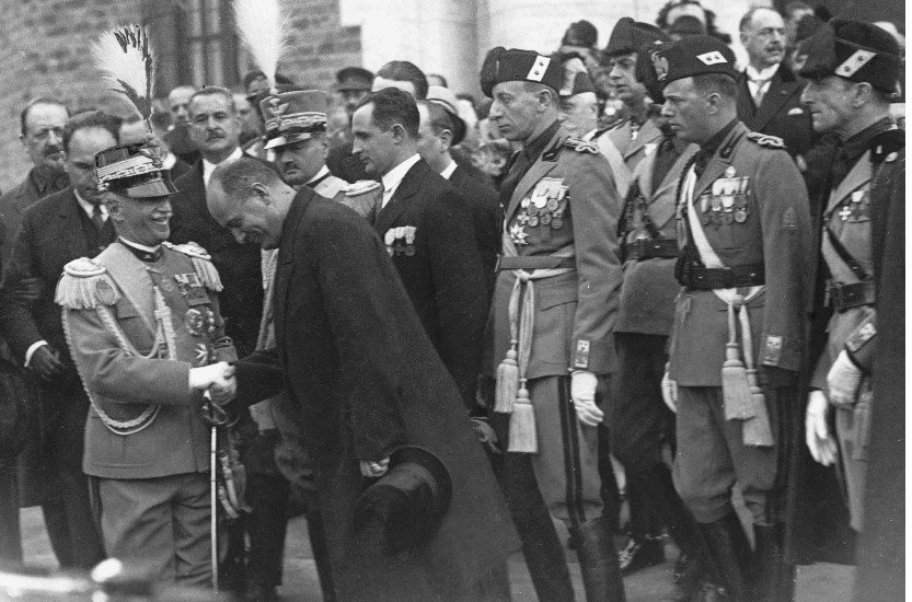 Ο προπάππος του, Βιτόριο Εμανουέλε, χαιρετάει τον Μουσολίνι το 1928 / WIKIPEDIA