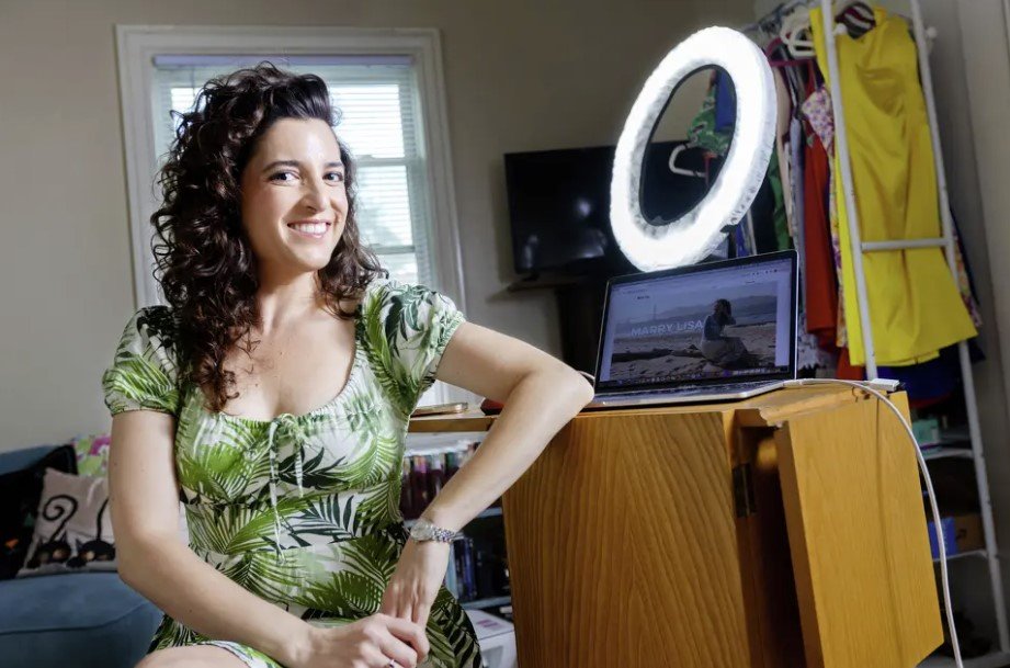 Μέσα σε λίγες μέρες, η Καταλάνο βρέθηκε στα τηλεοπτικά δελτία, σε συνεντεύξεις, σε ραδιοφωνικά πάνελ, ακόμη και σε δεκάδες memes / SF GATE