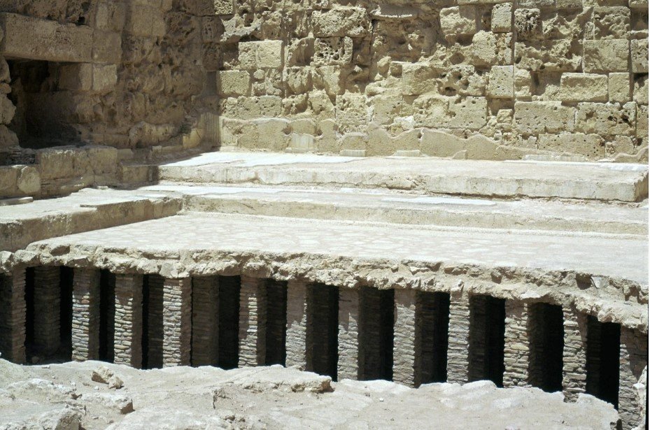 Αν περπατήσει κανείς σήμερα στα ερείπια μιας ρωμαϊκής βίλας, κάτω από τα μωσαϊκά αποκαλύπτονται οι μικρές τούβλινες κολώνες του συστήματος / GETTY