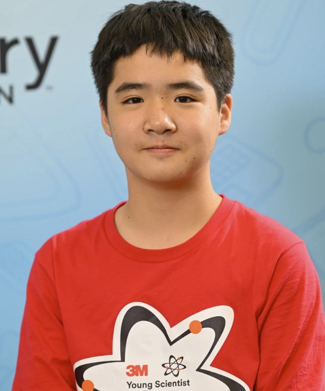 Το πιο συγκινητικό είναι πως ο Κέβιν δεν βλέπει τον εαυτό του ως παιδί-θαύμα, αλλά ως ένα αγόρι που απλώς θέλει να φροντίσει τη γιαγιά του και όσους παλεύουν να μείνουν αυτόνομοι στην τρίτη ηλικία / FACEBOOK