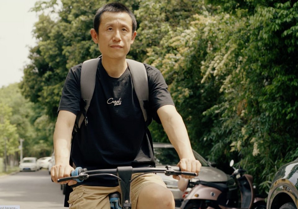 Όταν το 2020 έγραψε στο διαδίκτυο ένα κείμενο για τη ζωή του ως διανομέας, δεν περίμενε ότι θα γίνει viral· ούτε ότι αυτό θα τον οδηγούσε σε ένα βιβλίο που θα τον έκανε γνωστό σ’ όλη την Κίνα / FACEBOOK