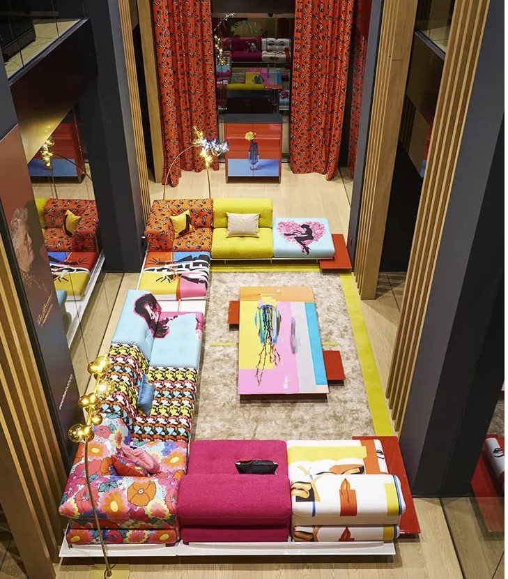 Έκρηξη χρώματος, επιθυμίας και αισθητικής θεατρικότητας - Ένα σύμπαν που επιτρέπει σε όποιον το αποκτήσει να ζήσει μέσα σε ταινία του Αλμοδόβαρ / ROCHE BOBOIS