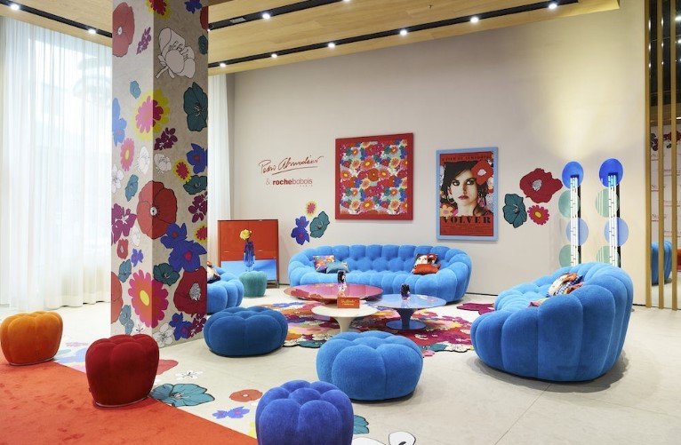 Η είδηση ότι ο δημιουργός μεταφέρει τώρα τον κινηματογραφικό του κόσμο στον χώρο του design δεν μοιάζει με απόκλιση από τον μέχρι τώρα καλλιτεχνικό του ρόλο· μοιάζει με φυσική συνέχεια / ROCHE BOBOIS