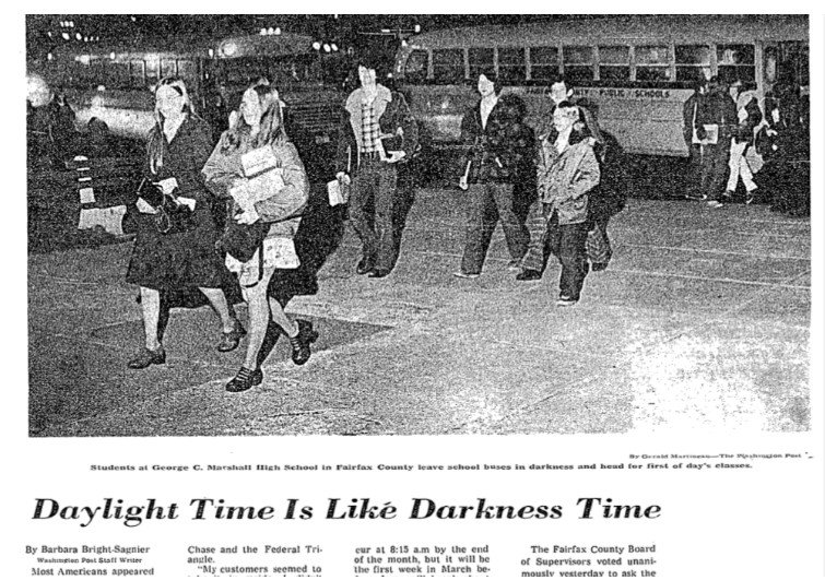 Η πραγματικότητα ήρθε γρήγορα να διαψεύσει το πείραμα. Οι φωτογραφίες εκείνου του χειμώνα είναι αποκαλυπτικές: παιδιά να περιμένουν το σχολικό λεωφορείο στις 7 το πρωί, με φακούς / WIKIPEDIA