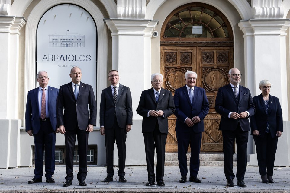 Ο ΠτΔ Κωνσταντίνος Τασούλας έχοντας δίπλα του μεταξύ άλλων τον Ιταλό πρόεδρο Ματαρέλα (κέντρο) και τον Γερμανό ομόλογό του Σταϊνμάιερ (τρίτος από δεξιά)