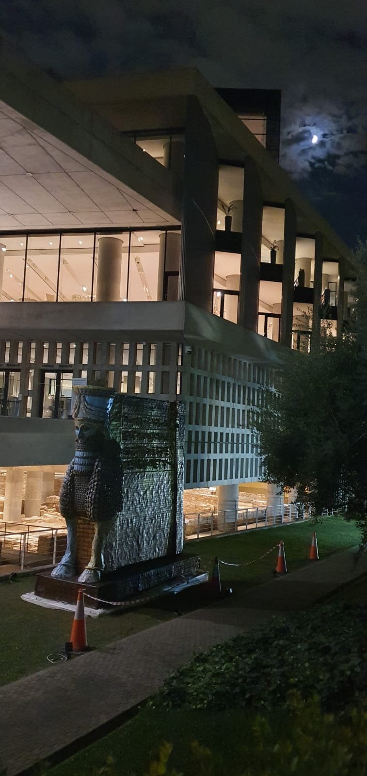 Η στιγμή που το φεγγάρι βγαίνει πίσω από τα μαύρα σύννεφα, πάνω από το Λαμασσού και το Μουσείο της Ακρόπολης. Φωτογραφία του Νίκου Σταμπολίδη