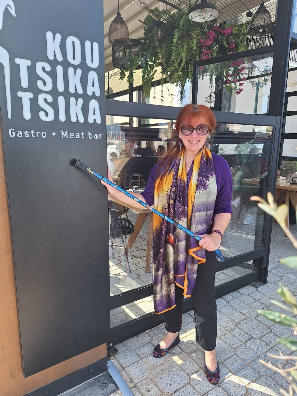 Με τρομερό αυτοσαρκασμό και χιούμορ καταλυτικό, η Μάιρα Παπαθανασοπούλου έστειλε αυτή τη φωτογραφία και ζήτησε να μπει. Το δικό της ισχυρό σχόλιο για το ζήτημα που αντιμετωπίζει με την μυική δυστροφία, τον τρόπο αντιμετώπισης των ατόμων με κινητικά προβλήματα και όσους όταν έβγαλε το πρώτο της βιβλίο έλεγαν ότι και η κουτσή Μαρία γράφει...