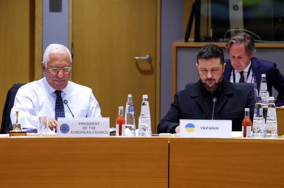 Ο Βολοντίμιρ Ζελένσκι στη σύνοδο κορυφής της ΕΕ, δίπλα στον πρόεδρο του Ευρωπαϊκού Συμβουλίου, Αντόνιο Κόστα / AP