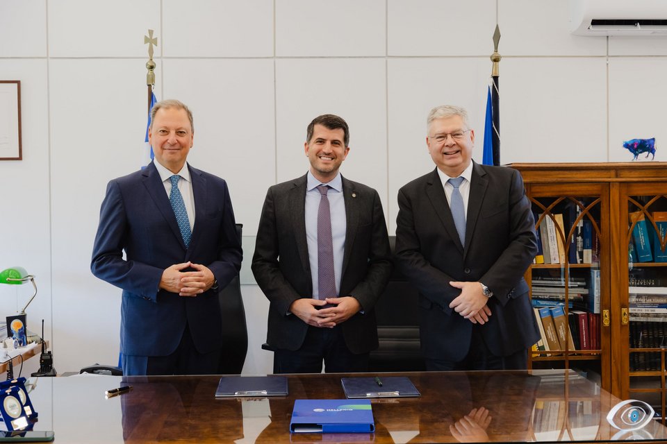 Από αριστερά, ο Πρόεδρος του Δ.Σ. της HELLENiQ ENERGY κ. Σπήλιος Λιβανός, ο Πρόεδρος του Σ.Π.Α.Π. και Δήμαρχος Κηφισιάς κ. Βασίλης Ξυπολυτάς και δίπλα του ο Διευθύνων Σύμβουλος της HELLENiQ ENERGY κ. Ανδρέας Σιάμισιης