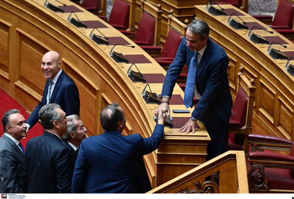 Ο πρωθυπουργός σε χειραψία με βουλευτές της ΝΔ