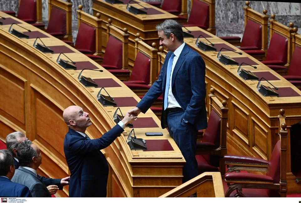 Ο Γιώργος Αμυράς σε χειραψία με τον πρωθυπουργό.