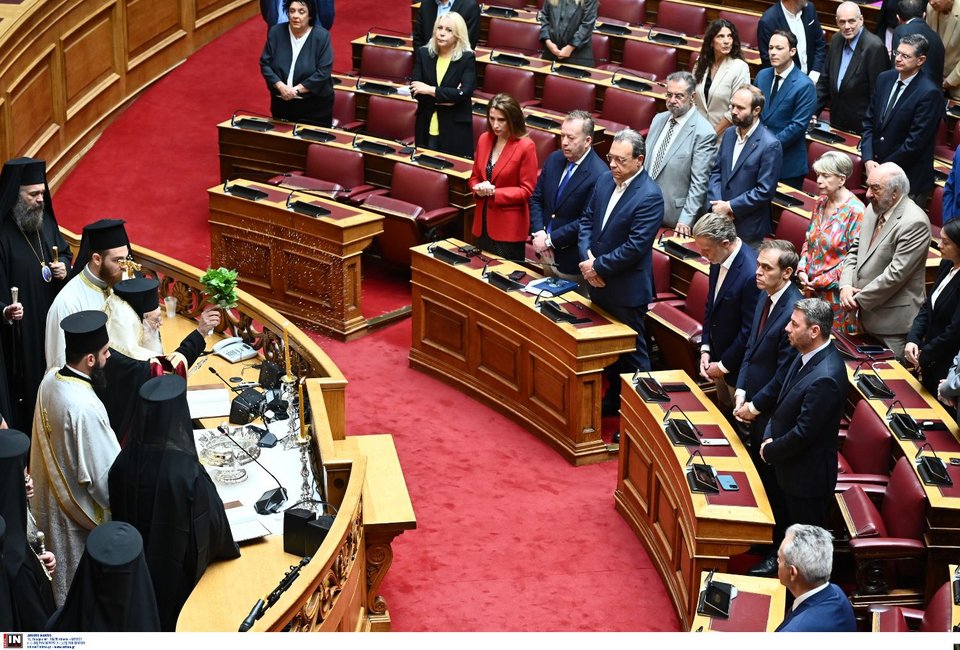 Οι βουλευτές του ΣΥΡΙΖΑ και του ΠΑΣΟΚ στα διπλανά έδρανα