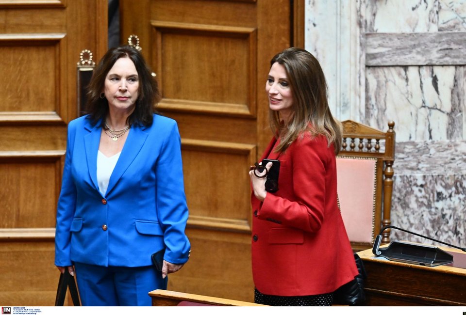 Καλλιόπη Βέττα και Νίνα Κασσιμάτη αποχωρώντας από την αίθουσα της ολομέλειας