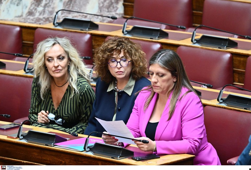 Η Ζωή Κωνσταντοπούλου με δύο από τις βουλευτίνες τις Πλεύσης Ελευθερίας, η Ελενα Καραγεωργοπούλου και η Τζώρτζια Κεφαλά