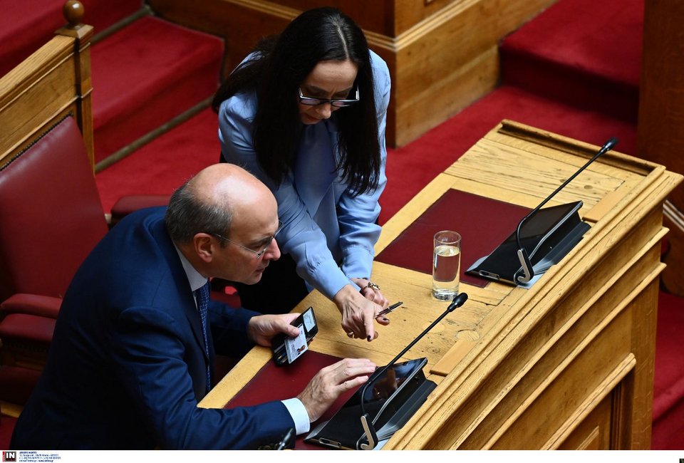 Ο αντιπρόεδρος της κυβέρνησης Κωστής Χατζηδάκης αναζητώντας λύσεις για... διαδικαστικά ζητήματα