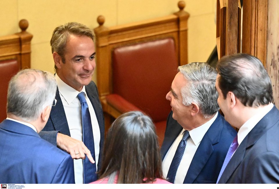 Τάκης Θεοδωρικάκος, Νίκη Κεραμέως και Κυριάκος Πιερρακάκης σε πηγαδάκι με τον πρωθυπουργό μετά το τέλος του αγιασμού