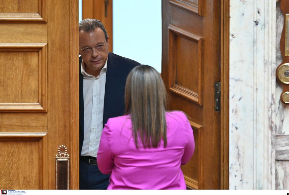 Συζήτηση στην πόρτα της Ολομέλειας