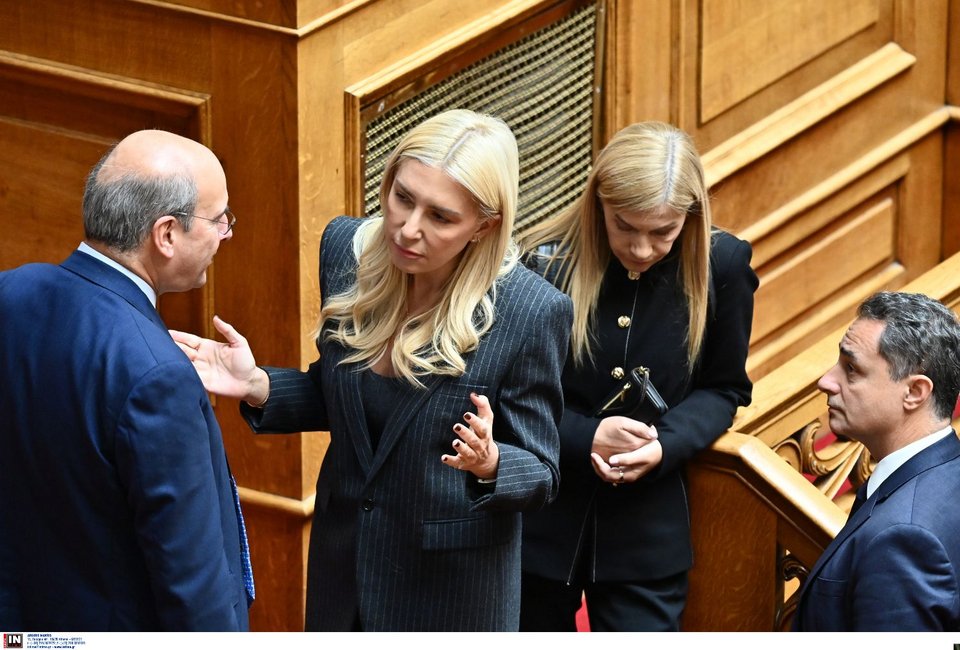 Η Φωτεινή Αραμπατζή με την Σέβη Βολουδάκη και τον Κωστή Χατζηδάκη