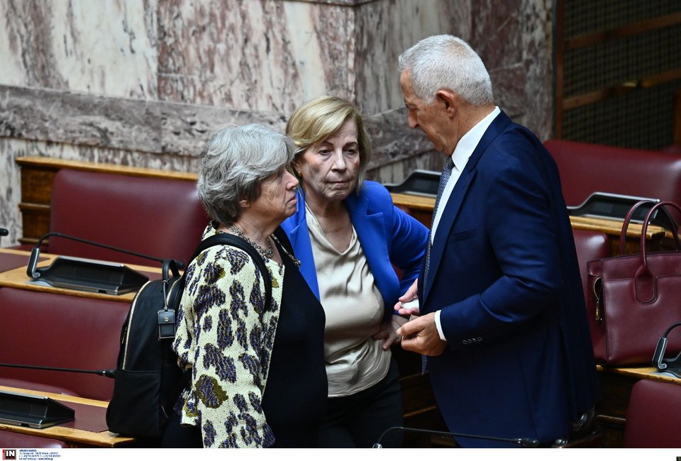 Πηγαδάκια και στους ανεξάρτητους βουλευτές. Εδώ ο Ευάγγελος Αποστολάκης με την Αθηνά Λινού