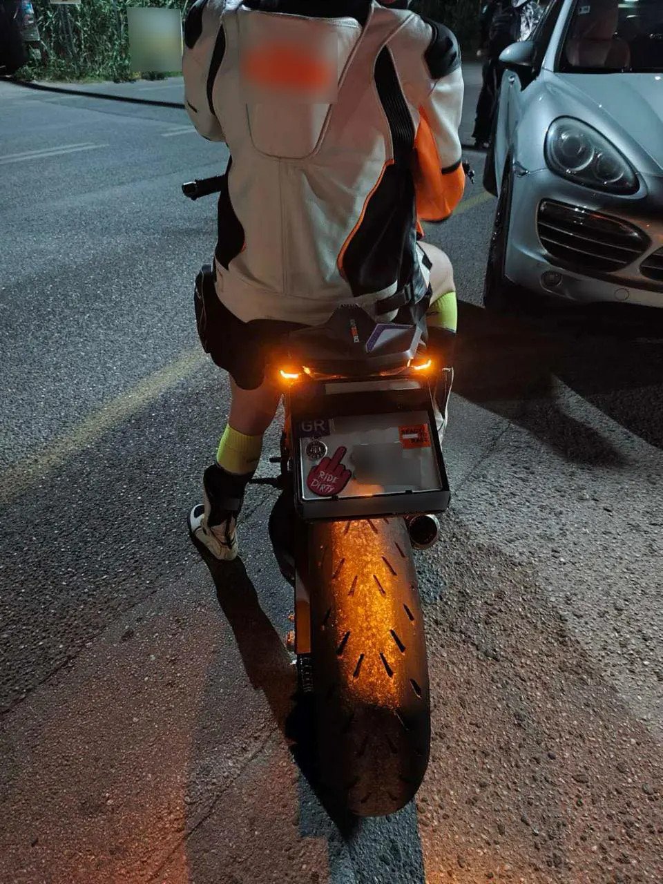Ορισμένοι εκ των συμμετεχόντων είχαν τοποθετήσει αυτοκόλλητα στις πινακίδες τους