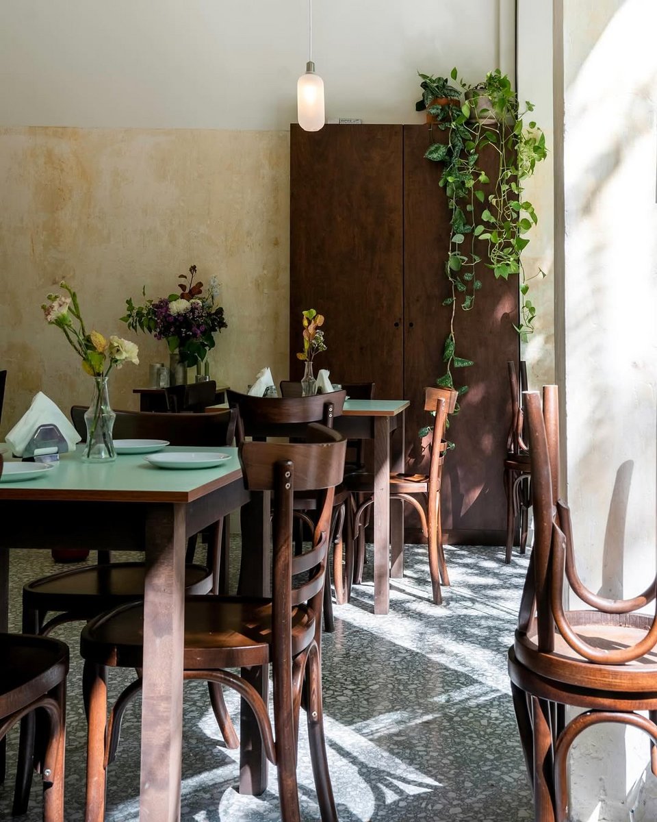 Ο μικρός εσωτερικός χώρος του «Αλλιώς Καφενείο» στην Κυψέλη / Φωτογραφία: allios.kafeneio/Instagram