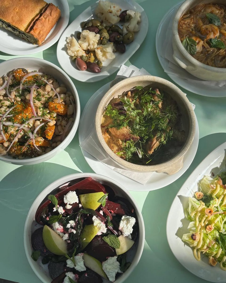 Τραπέζι με νοστιμιές στο Αλλιώς Καφενείο στην Κυψέλη / Φωτογραφία: allios.kafeneio/Instagram
