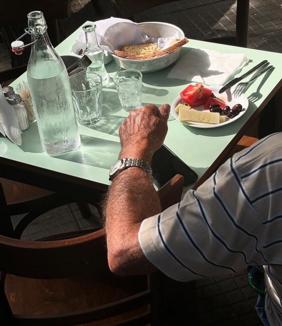 Φαγητό του παλιού καλού νησιώτικου καφενείου, αλλά με εποχικότητα και αγνή πρώτη ύλη στην καρδιά της Κυψέλης: στο Αλλιώς Καφενείο, της οδού Κερκύρας / Φωτογραφία: allios.kafeneio/Instagram