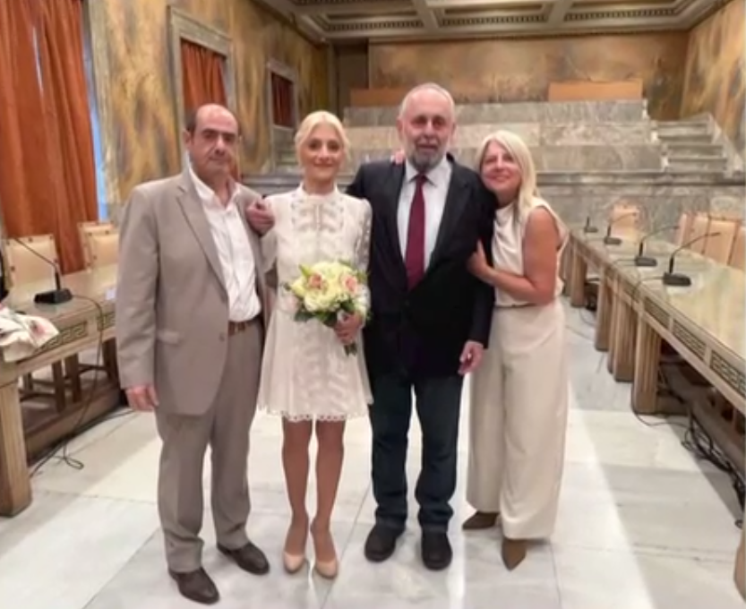 Mε λιγοστούς φίλους ο γάμος του ζευγαριού στο Δημαρχείο της Αθήνας