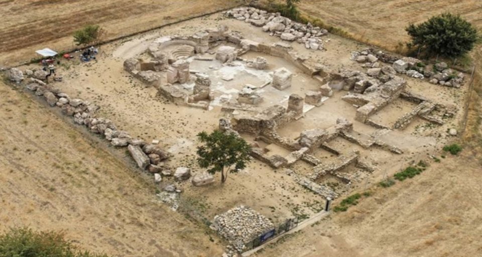 Άποψη του περίκεντρου ναού στη Μαξιμιανούπολη
