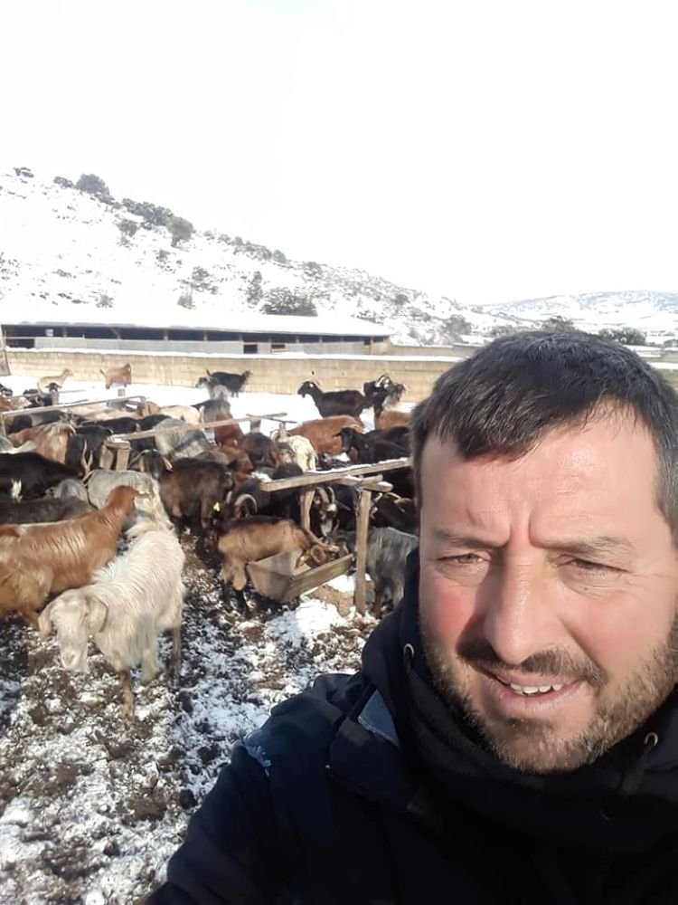 Ο 49χρονος Αργύρης Μπαϊρακτάρης είναι ένας από τους τελευταίους κτηνοτρόφους που εξακολουθούν να διασχίζουν πεζοί τη χώρα με τα κοπάδια τους, όπως έκαναν και οι πρόγονοί τους επί αιώνες.