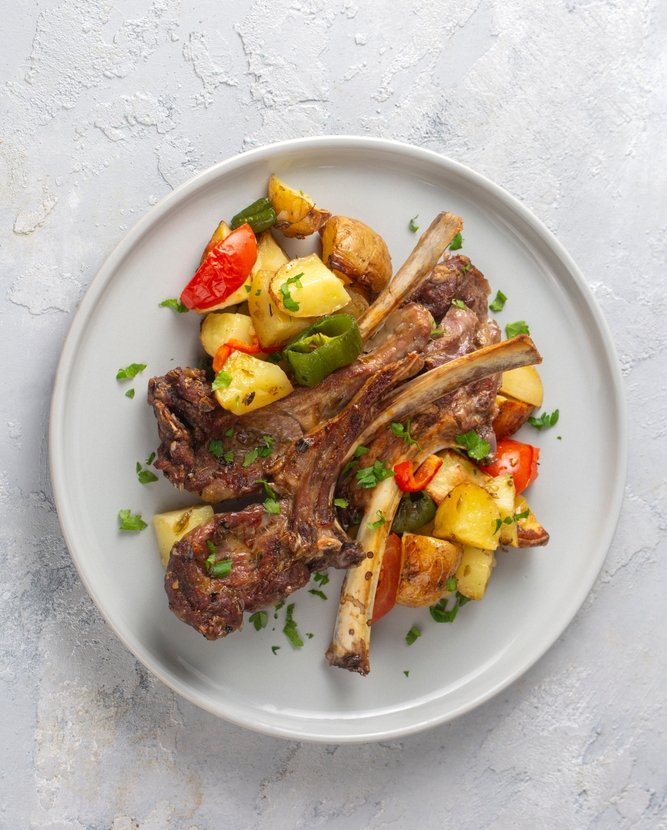 Αρνίσια παϊδακια με πατάτες στον φούρνο / Φωτογραφία: Shutterstock