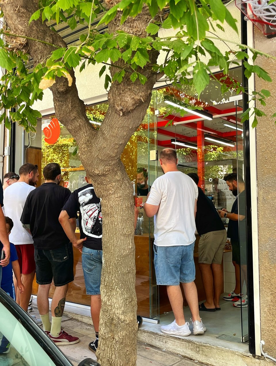 Ουρά για προζύμι έξω από το νέο micro bakery Batard στο Παγκράτι / Φωτογραφία: batard.ath/Instagram