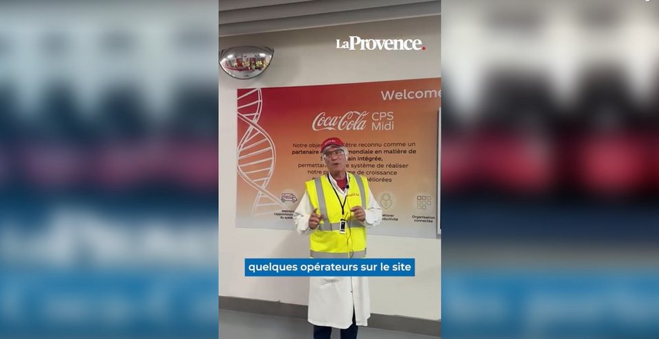 Όλοι οι επισκέπτες του εργοστασίου της Coca-Cola πρέπει να φορούν ειδικό εξοπλισμό / Στιγμιότυπο από βίντεο La Provence