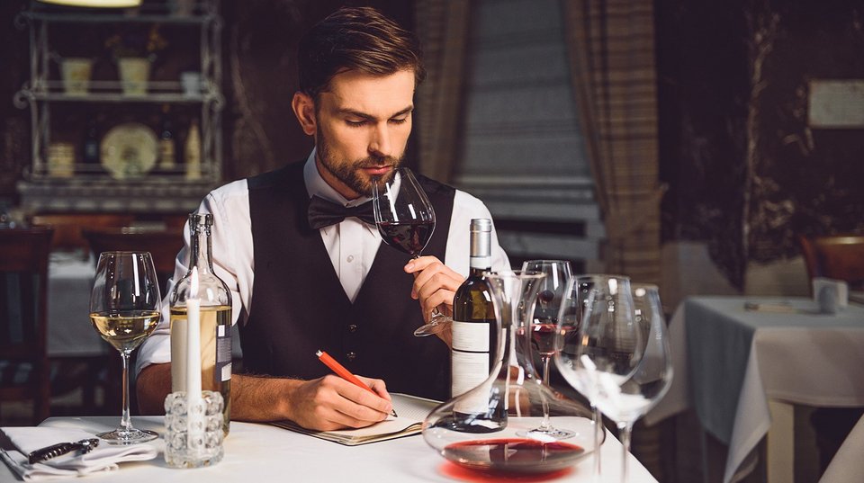 Οι μεγάλες «αλήθειες» του κρασιού αποδείχθηκαν εύθραυστες, και η αντικειμενικότητα των βαθμολογιών μια καλοστημένη φάρσα / SHUTTERSTOCK